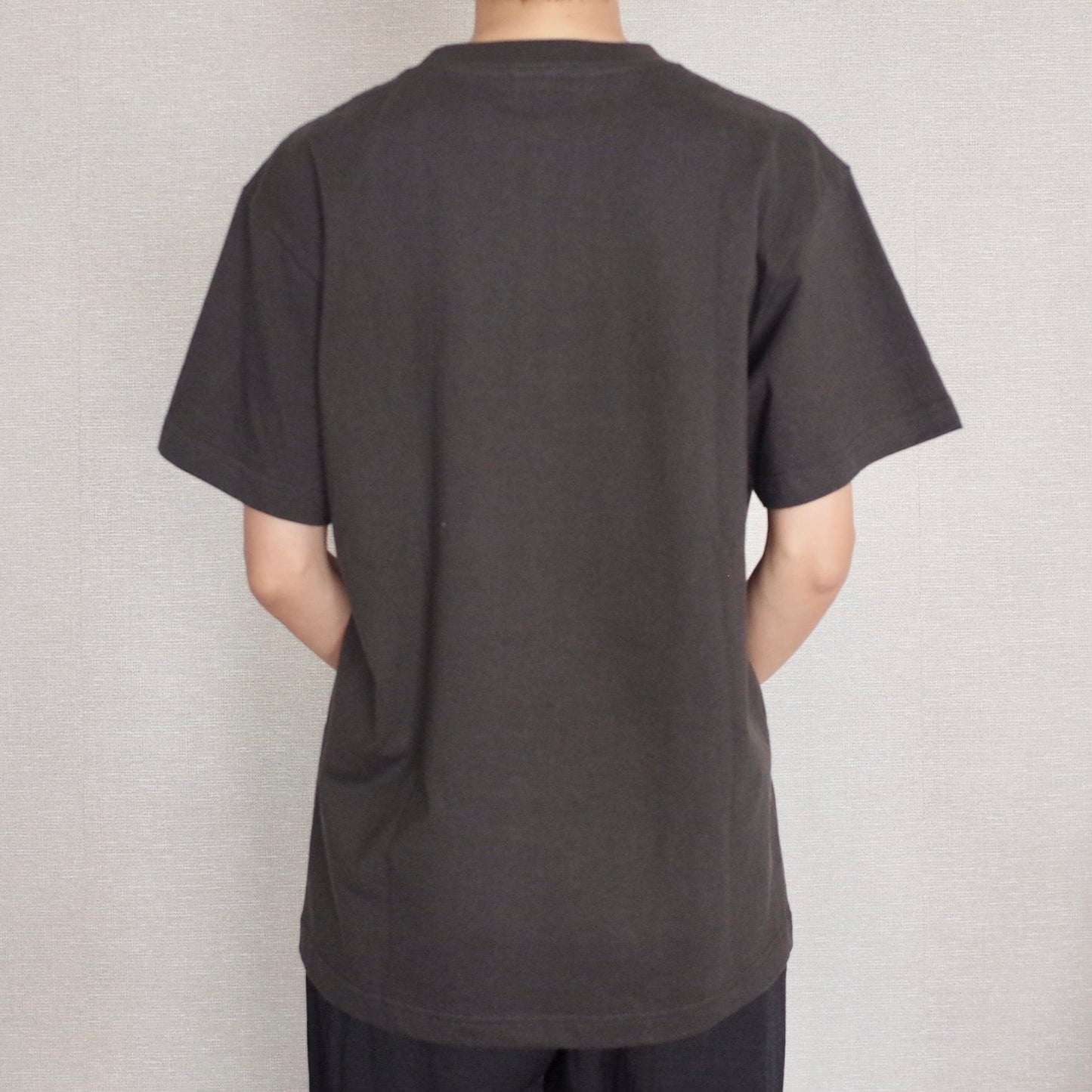 izon Tシャツ 墨 モデル着用 back